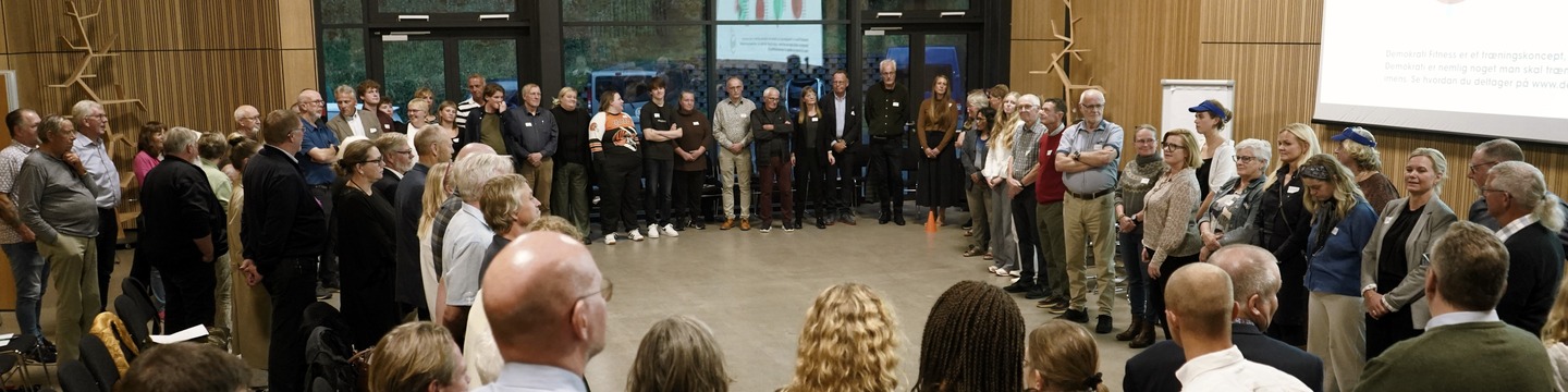 Stor kreds af mennesker taget på årsmøde 2024